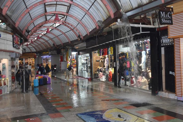 d Marmaris'te sağanak yağış etkili oldu