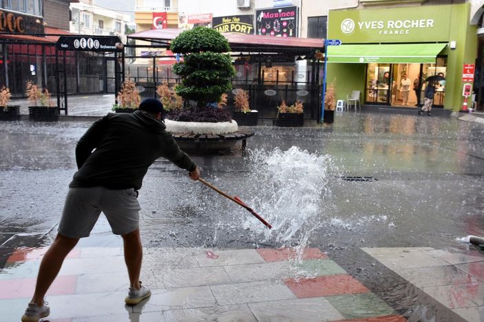 d Marmaris'te sağanak yağış etkili oldu
