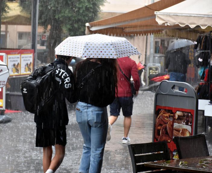 d Marmaris'te sağanak yağış etkili oldu