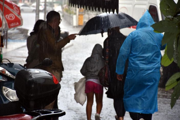 d Marmaris'te sağanak yağış etkili oldu