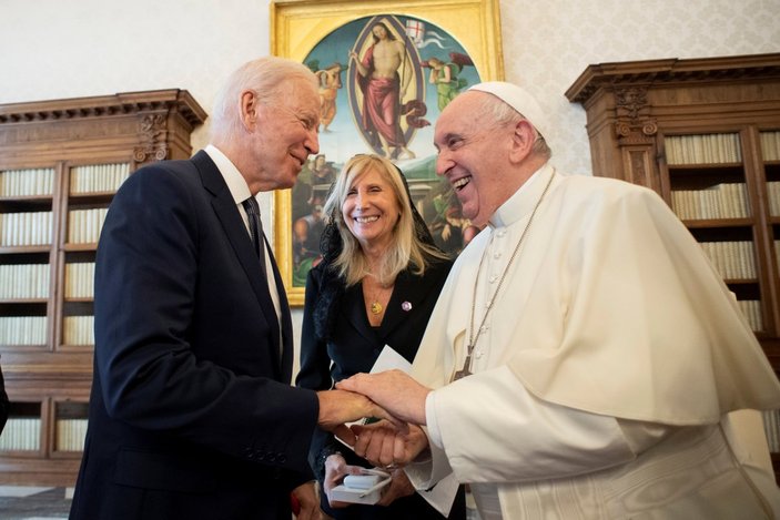 Joe Biden, Papa'nın eline bozuk para sıkıştırdı