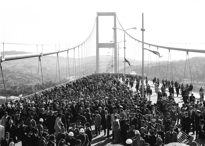 48 yıldır iki kıtayı birbirine bağlayan Boğaz'ın gerdanlığı: 15 Temmuz Şehitler Köprüsü