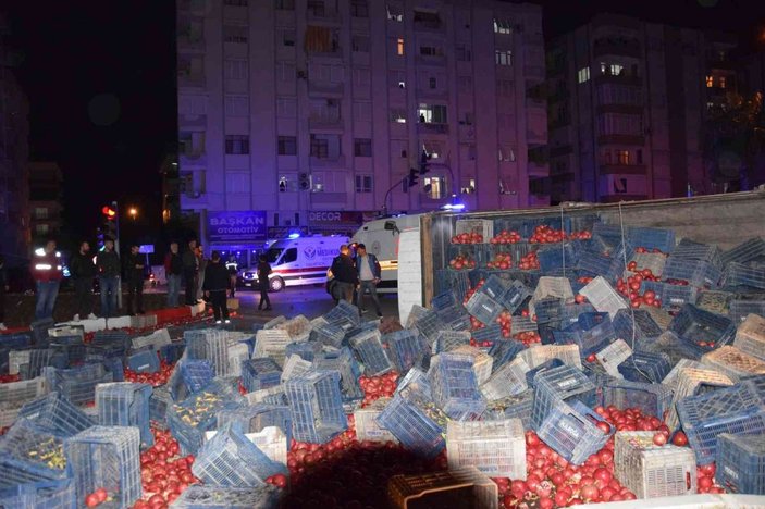 Antalya’da nar yüklü kamyon devrildi