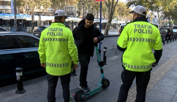 Fatih’te ceza yiyen scooter sürücüsü, sık sık ceza yazılmasına tepki gösterdi