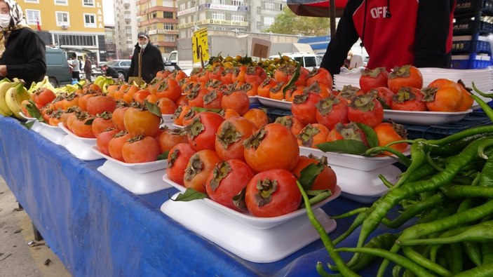 Yaş hurma pazarda satışta