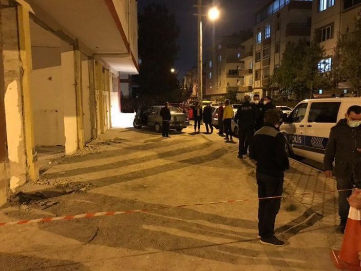 Ankara'da kolonları çatlayan apartman tahliye edildi