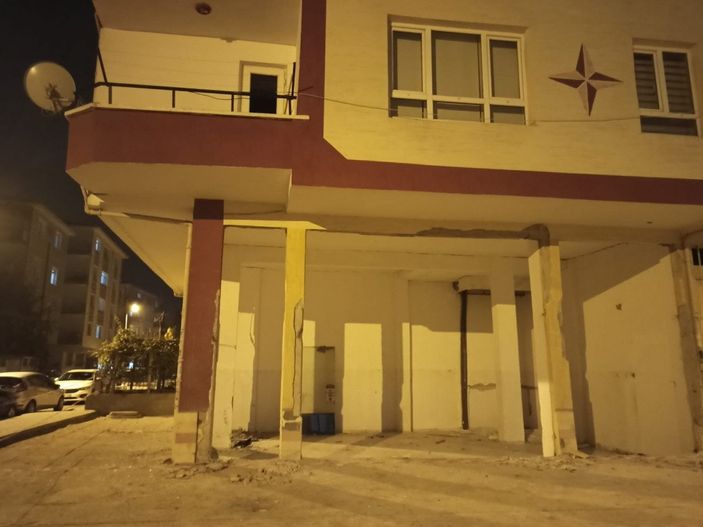 Ankara'da kolonları çatlayan apartman tahliye edildi