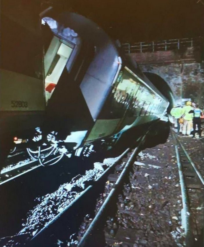 İngiltere'de iki tren çarpıştı: Çok sayıda yaralı var