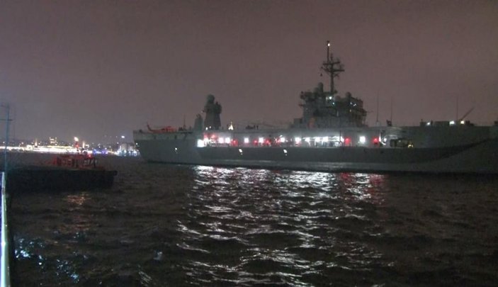 ABD donanmasına ait savaş gemisi, Sarayburnu Limanı'na demir attı