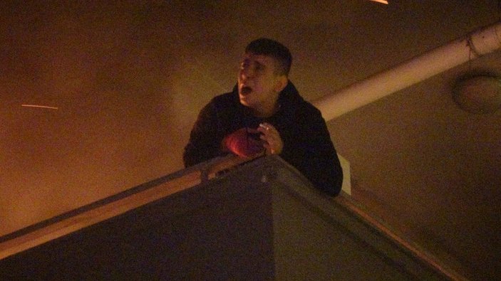 Adana'da evini yakarak balkonda sigara içen genç kurtarıldı