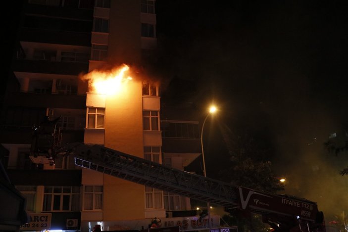 Adana'da evini yakarak balkonda sigara içen genç kurtarıldı
