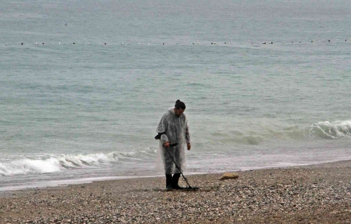 Antalya’da yağmurda boş kalan sahili, defineciler değerlendirdi