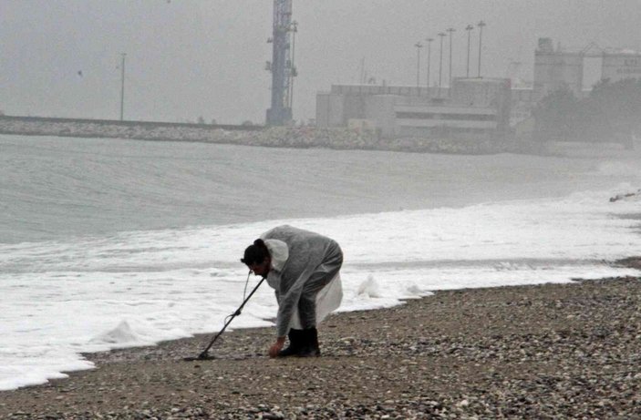 Antalya’da yağmurda boş kalan sahili, defineciler değerlendirdi