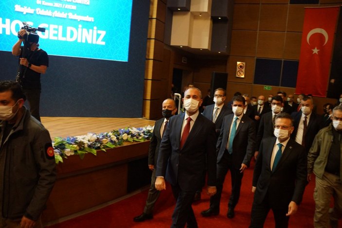 Abdulhamit Gül: Eski Türkiye'de hukukun eline çekiç verdiler