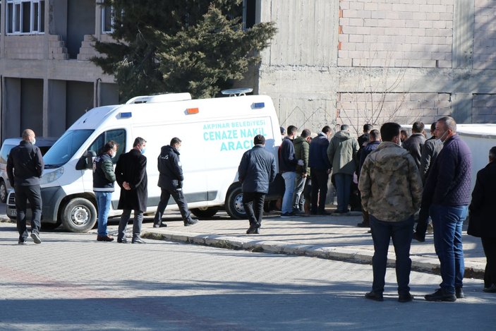 Kırşehir'de eşini bıçaklayan adamın duruşması ertelendi
