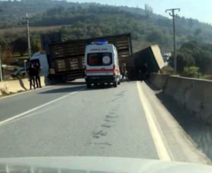 Sakarya’da facianın eşiğinden dönülen kaza kamerada