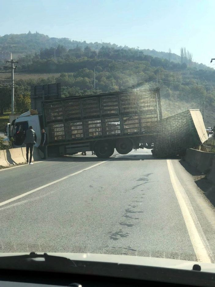 Sakarya’da facianın eşiğinden dönülen kaza kamerada