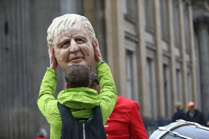 Glasgow'da maskeli iklim protestosu