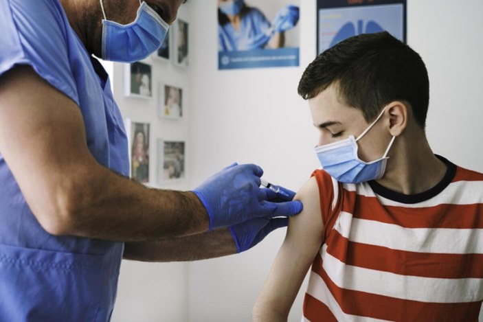 Irak'ta Covid-19 aşı yaşı 12’ye düşürüldü