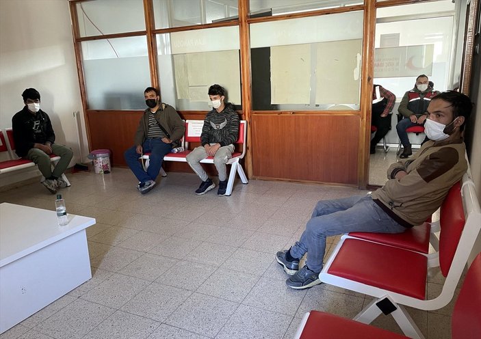 Ardahan'da 3 araçta, 27 kaçak göçmen yakalandı