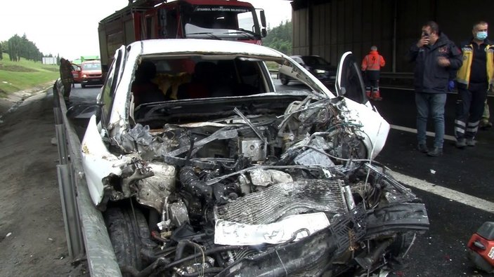 TEM’de, kontrolden çıkan otomobil İBB araçlarına çarptı