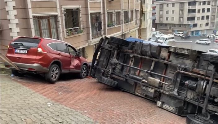 Kağıthane’de, kazadan sonra sağlam kalan domatesleri ayıkladı