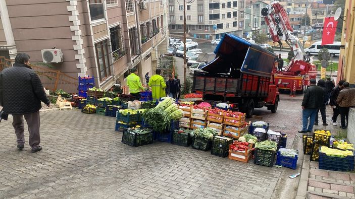 Kağıthane’de, kazadan sonra sağlam kalan domatesleri ayıkladı