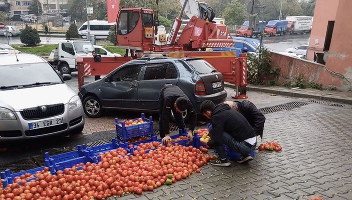 Kağıthane’de, kazadan sonra sağlam kalan domatesleri ayıkladı