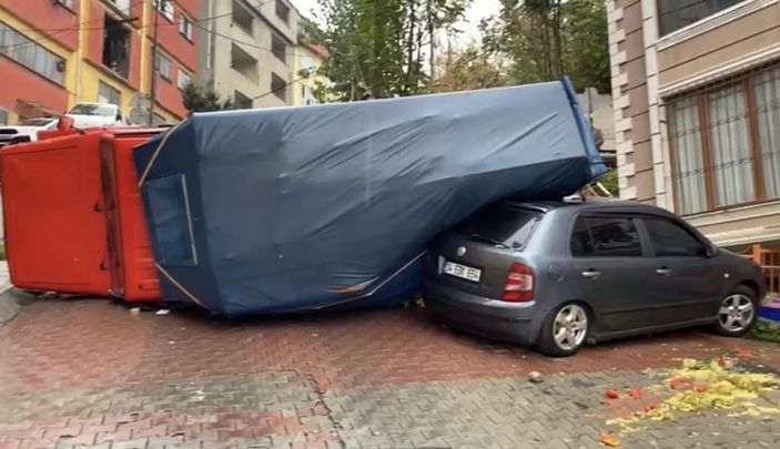 Kağıthane’de, kazadan sonra sağlam kalan domatesleri ayıkladı