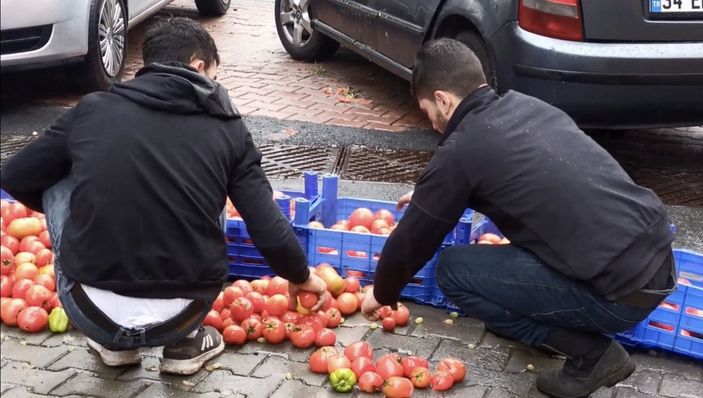 Kağıthane’de, kazadan sonra sağlam kalan domatesleri ayıkladı