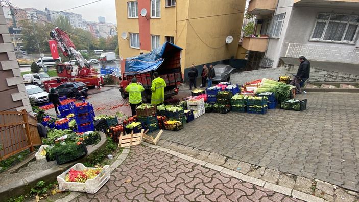 Kağıthane’de, kazadan sonra sağlam kalan domatesleri ayıkladı
