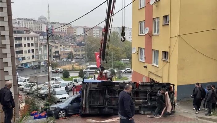 Kağıthane’de, kazadan sonra sağlam kalan domatesleri ayıkladı