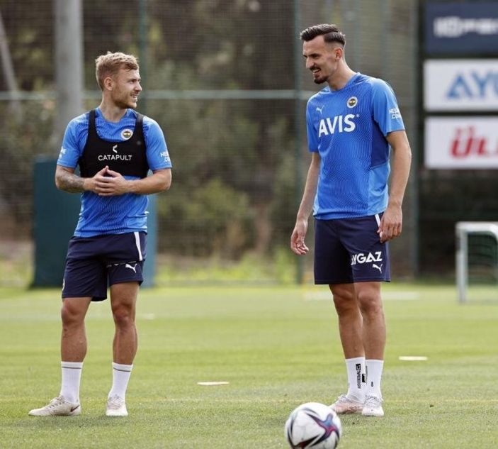 Max Meyer ve Berisha formayı unuttu