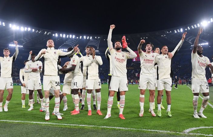 r Milan deplasmanda Roma'yı 2- 1 yenerek liderlik yarışını sürdürdü