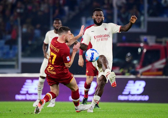 Milan deplasmanda Roma'yı 2- 1 yenerek liderlik yarışını sürdürdü