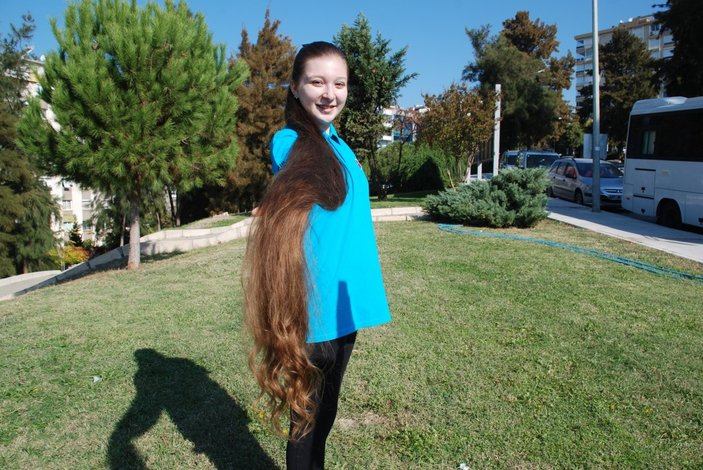 İzmir'deki Rapunzel Pelin'in saçları boyunu geçti