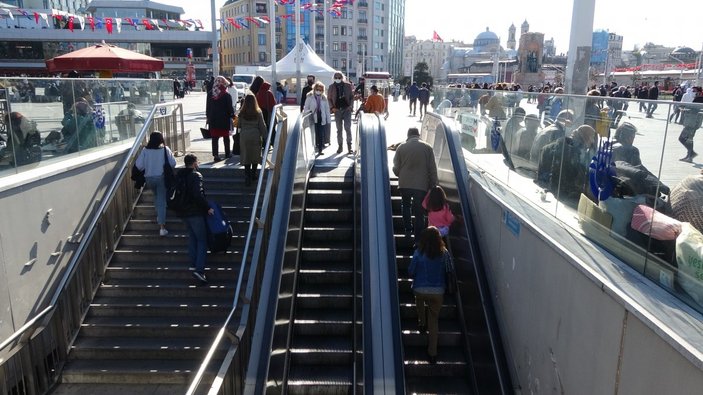 Taksim metrosundaki arızalara yolcular isyan etti