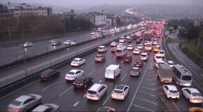 İstanbul’da yağmur yağdı, trafik yoğunluğu yüzde 72 oldu