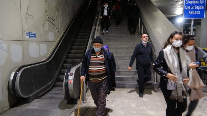 Taksim metrosundaki arızalara yolcular isyan etti
