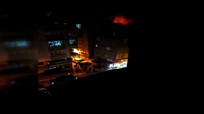 Zeytinburnu'nda 4 katlı binada çıkan yangında 3 kişi aşağı atladı