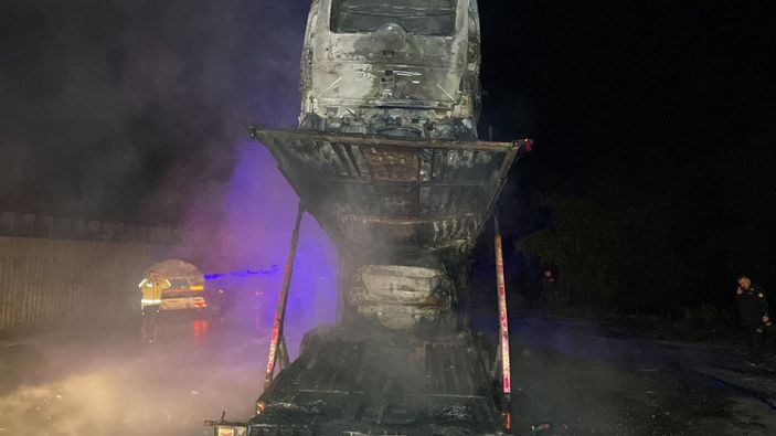 Bursa'da tırda çıkan yangında 7 sıfır otomobil ve tır kül oldu