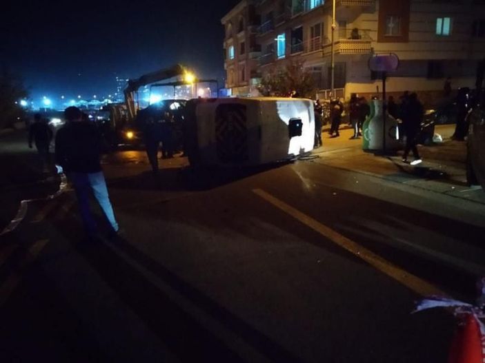 Ankara'da otomobilin çarptığı okul servisi devrildi: 6 çocuk yaralandı
