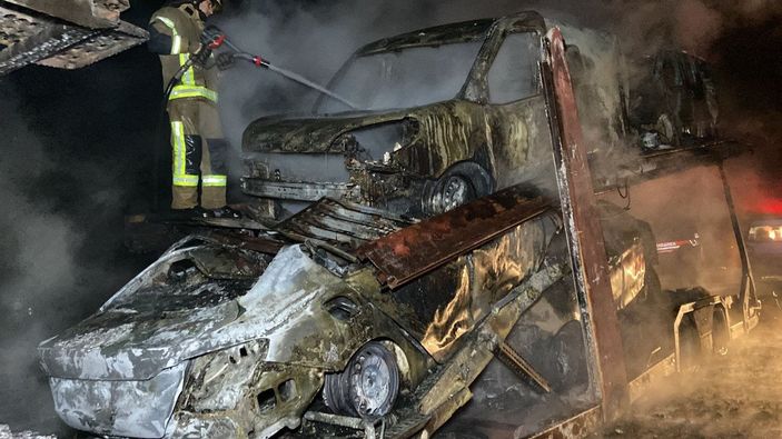 Bursa'da tırda çıkan yangında 7 sıfır otomobil ve tır kül oldu