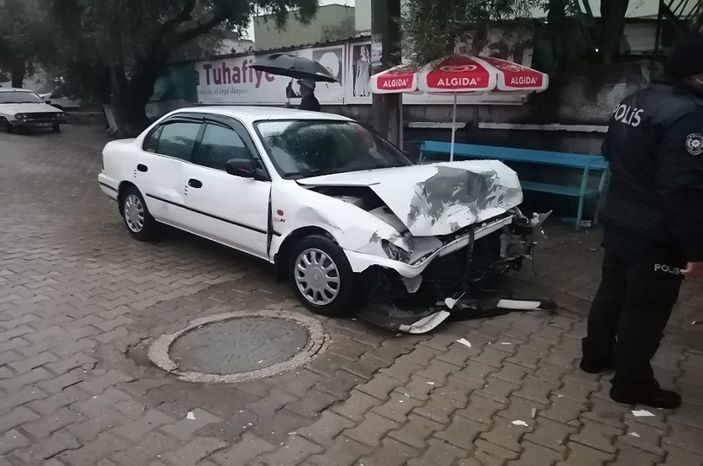 Adana'da iki otomobil çarpıştı: 1'i bebek 5 yaralı