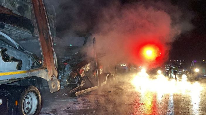 Bursa'da tırda çıkan yangında 7 sıfır otomobil ve tır kül oldu