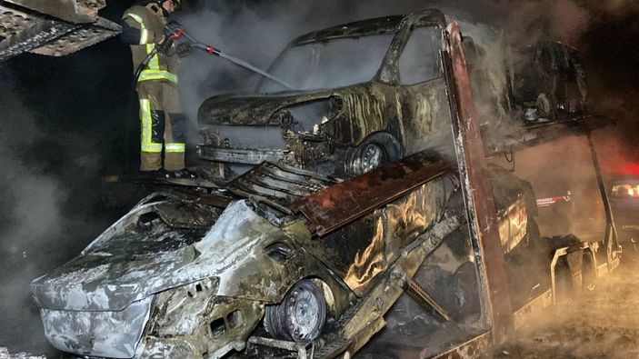 Bursa'da tırda çıkan yangında 7 sıfır otomobil ve tır kül oldu