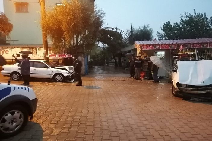 Adana'da iki otomobil çarpıştı: 1'i bebek 5 yaralı