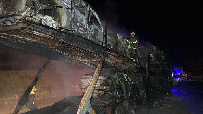 Bursa'da tırda çıkan yangında 7 sıfır otomobil ve tır kül oldu