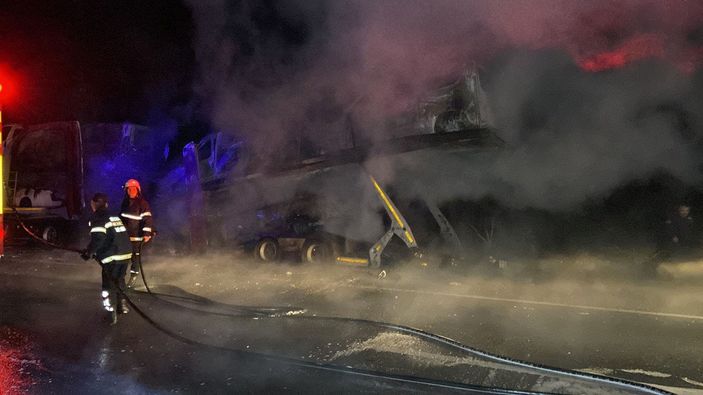 Bursa'da tırda çıkan yangında 7 sıfır otomobil ve tır kül oldu