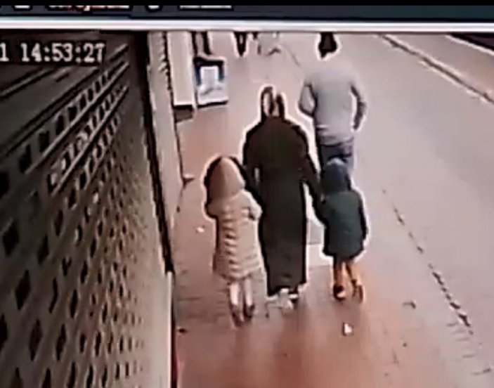 Kütahya’da kaldırımda yürüyen 4 kişilik aileye çarptı